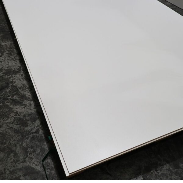 ไม้อัด MDF ปิดผิวเมลามีนขาว ผิวส้มหยาบ 2 หน้า (1.22mx2.44m) - Image 2