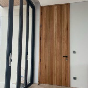 ประตูไม้ไวท์โอ๊ค มะค่า ความหนาผิว 5mm CNC ร่องลึก 2.5mm