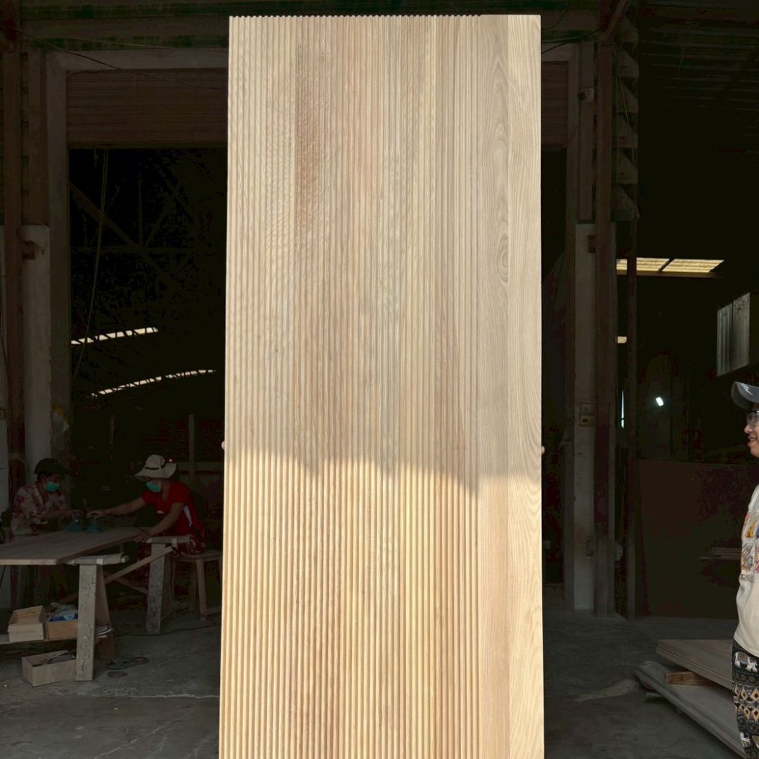 ประตูไม้แอช ตะแบก ความหนาผิว 9mm  CNC ร่องลึก 6mm