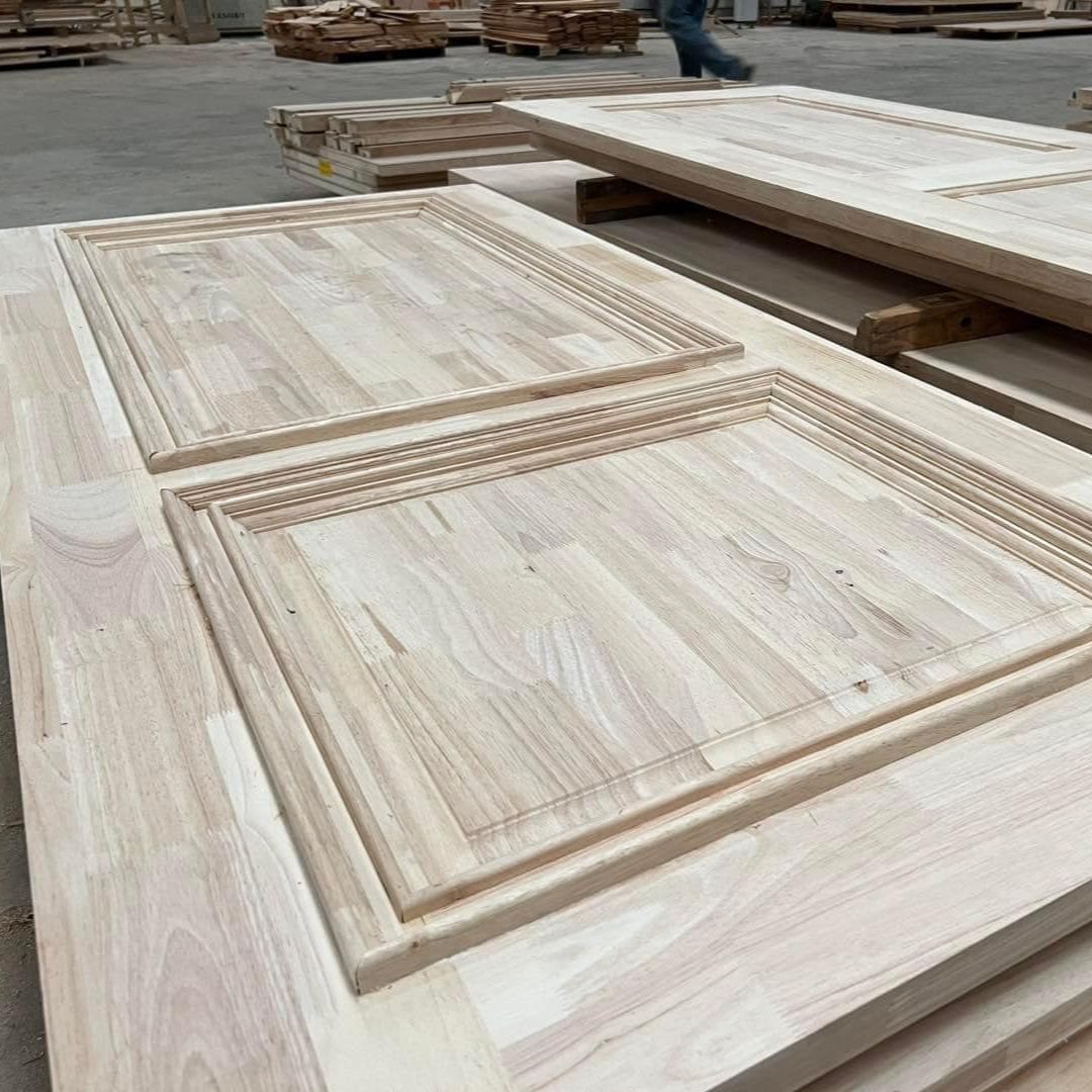 ประตูไม้ยางพารา 2,3,4 ฟัก เสริมคิ้ว ไม่ทำสี