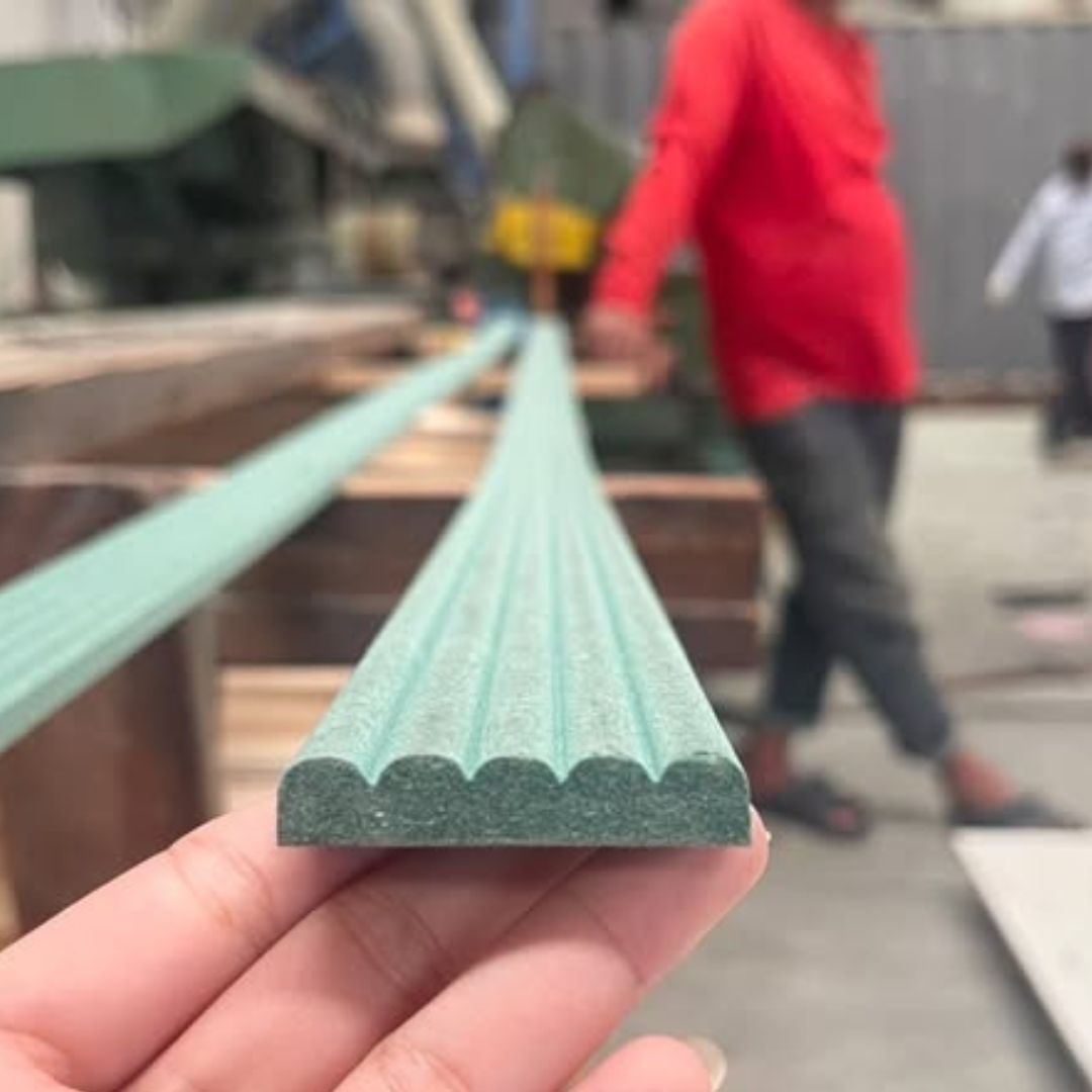 ไม้คิ้ว HMR  คิ้วลอน ใช้ปิดขอบเฟอร์นิเจอร์หรือผนังให้ดูเรียบร้อยและมีดีไซน์